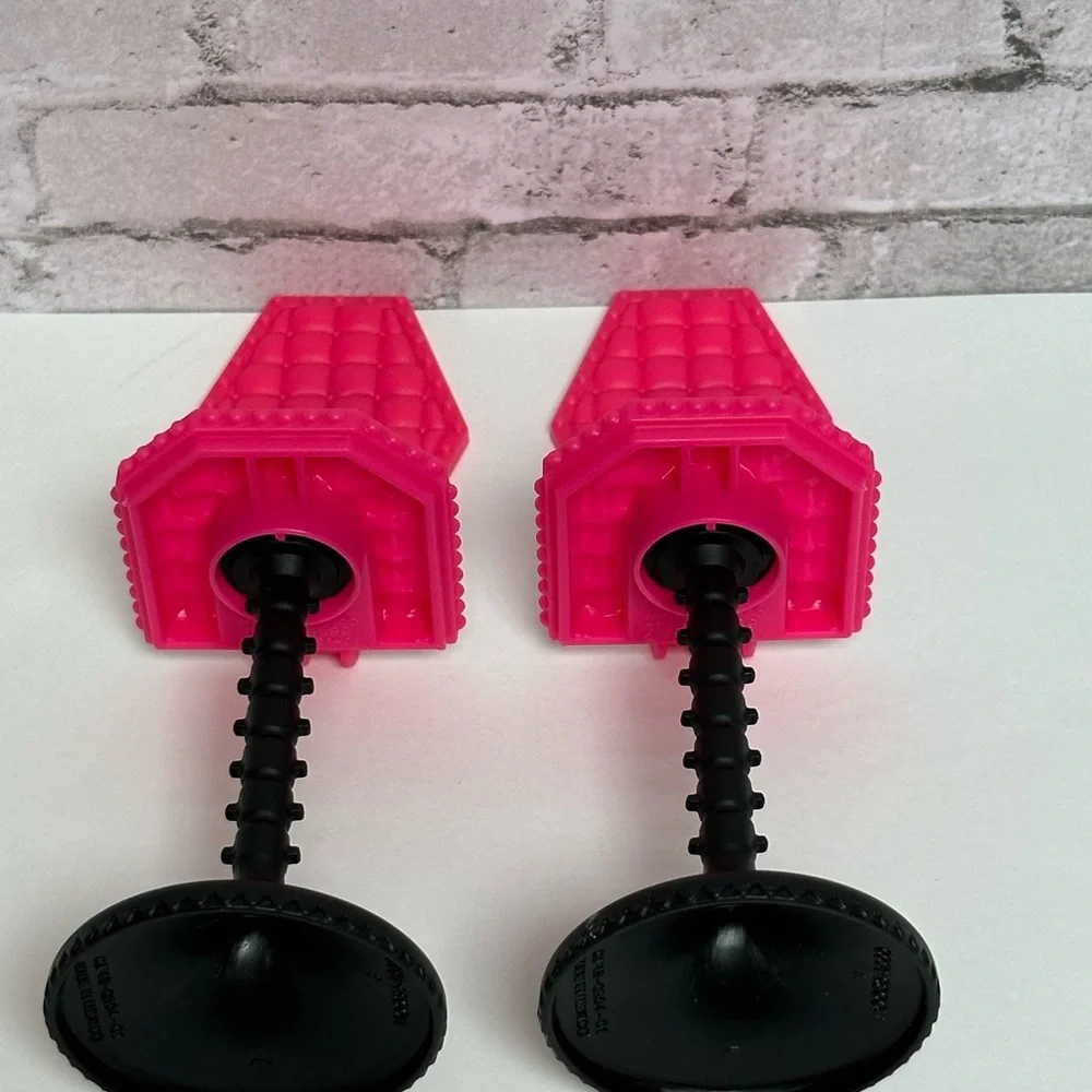 Monster High Deluxe Skeleton High Back Pedestal Chair Stool Pink Black